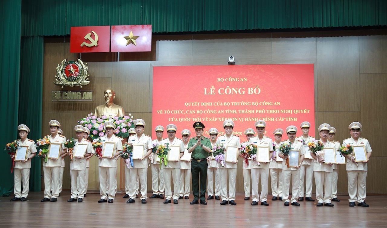 cong an toan quoc anh 4