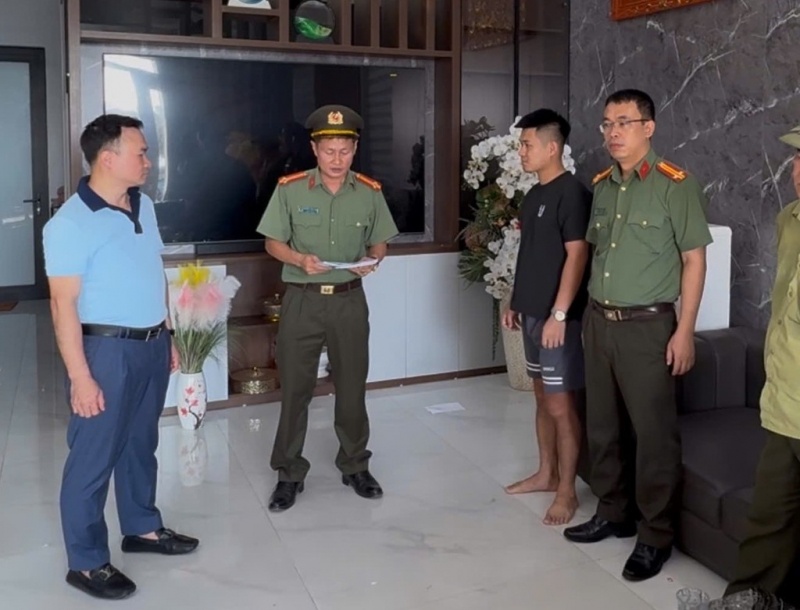 Xuong lap rap,  Vu khi quan dung anh 2