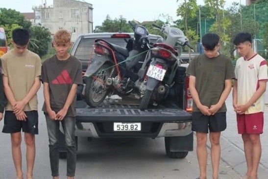 Bat nhom ‘quai xe’ co hanh vi khiem nha cac co gai di duong hinh anh