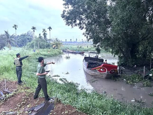 Bat ghe hut cat,  Tren song Dong Nai anh 1