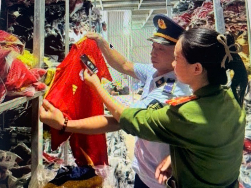 Nguyen Van Quang,  Nike,  Adidas,  Puma,  Khoi to anh 1