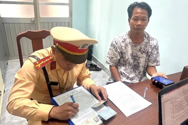 Tin moi vu tai xe oto sai luat con tan cong nguoi ghi hinh o TP.HCM hinh anh