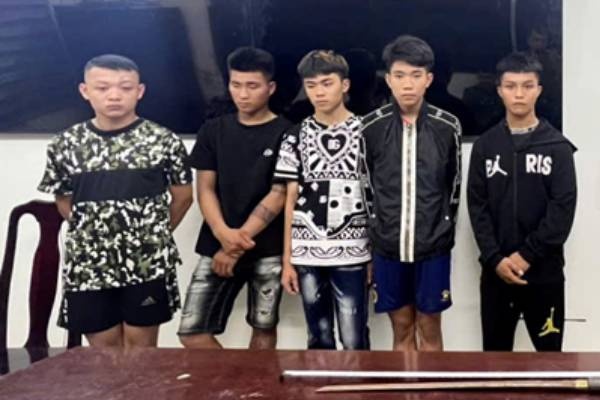 Bat giu 9 doi tuong dung hung khi 'noi chuyen' trong dem hinh anh