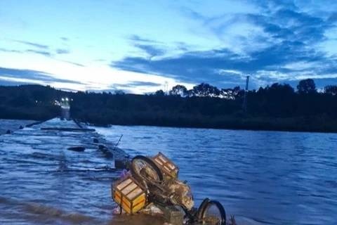 Tim kiem nan nhan mat tich do lu o Quang Ngai hinh anh