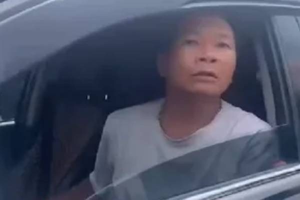 Lai xe pham luat, con tan cong nguoi dung dien thoai ghi hinh hinh anh