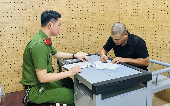 35 nam,  Tron truy na anh 1