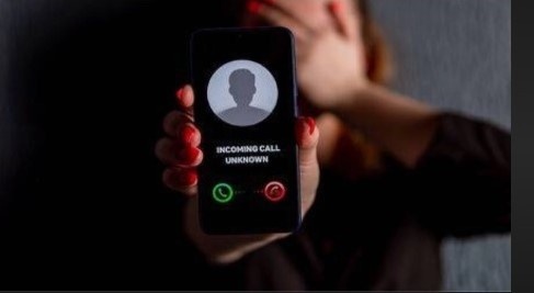 Nhan 'Lenh tam giam' va 'An phat tu', nam thanh nien tron vao nha nghi hinh anh