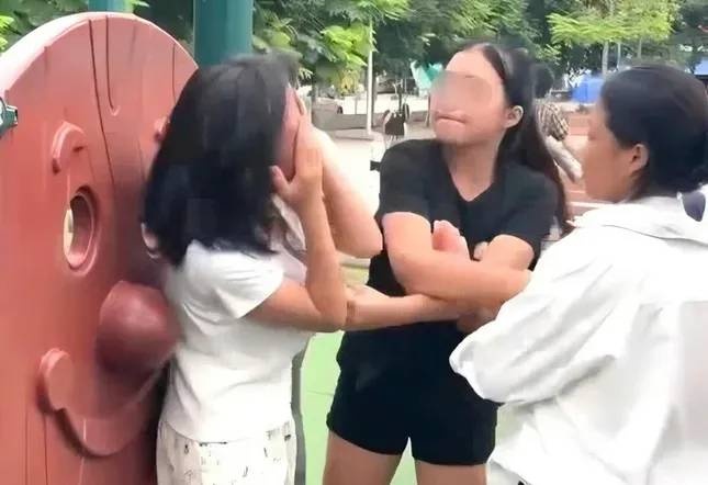 Cong an xac minh doi tuong hanh hung co gai tai cong vien hinh anh