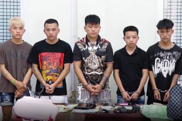 Bat giu nhom thanh nien dap vo kinh hang loat oto trom cap tai san hinh anh