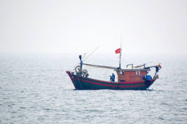 Thoi tiet ngay 6/7: Vung gan tam bao di qua gio giat cap 13 hinh anh