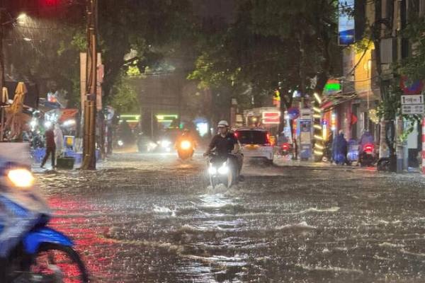 Mua nhu trut, nhieu tuyen pho o Da Nang bien thanh song hinh anh