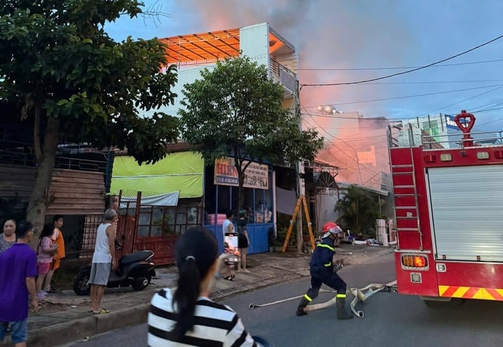 Cua hang son o Quang Ngai boc chay ngun ngut kem tieng no hinh anh