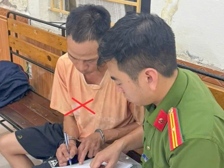 ong bo buoc xich,  keo le con trai anh 1