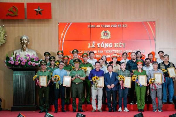 Trao giai cuoc thi anh ve hinh tuong nguoi chien si Cong an Thu do hinh anh