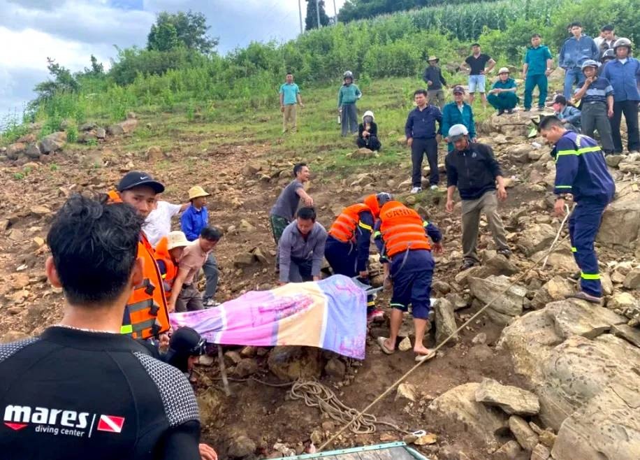 Ru nhau di tam, nam sinh bi duoi nuoc o ho thuy dien hinh anh