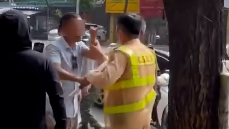 Vuot den do,  tan cong CSGT anh 1