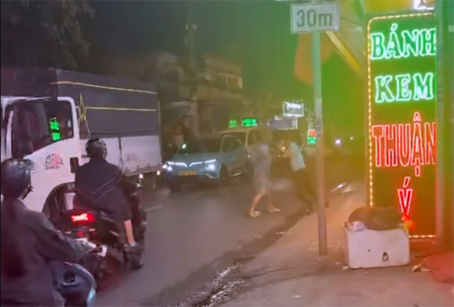 Tai xe cong nghe,  Danh bang mo let,  Mau thuan tren duong anh 1