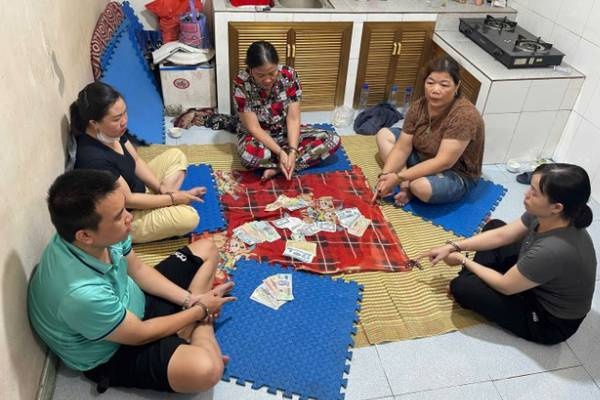 Bat qua tang 5 doi tuong danh bac duoi hinh thuc choi 'loc' hinh anh