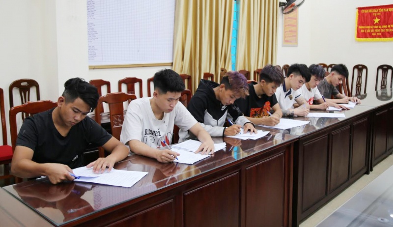 2 nhom hao han,  Gay roi,  Cuop tai san anh 2