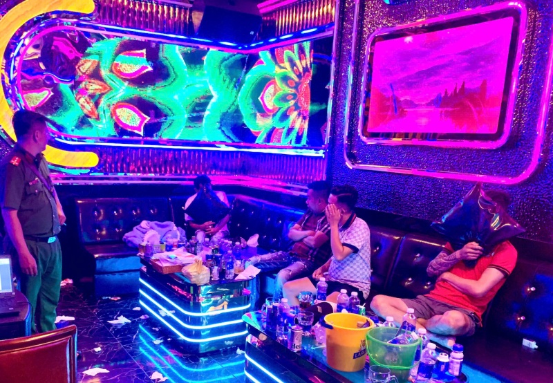 Nhom thanh nien duong tinh voi ma tuy tai karaoke Dubai Ben Tre hinh anh
