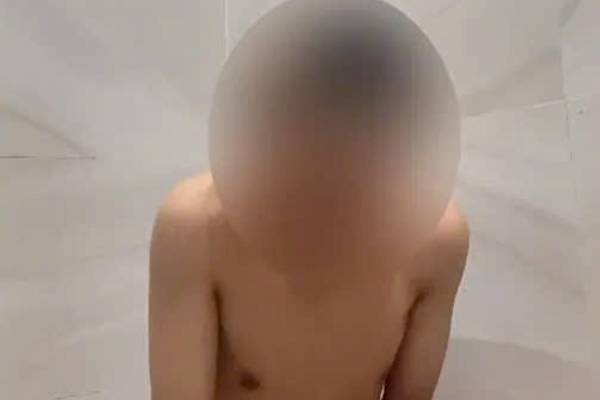 Tu coi quan ao, quay clip gia bi chich dien gui cho gia dinh chuoc ve hinh anh