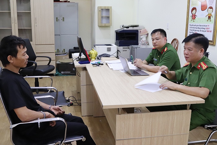 Ten trom,  Len vao nha,  Gio tro doi bai anh 2