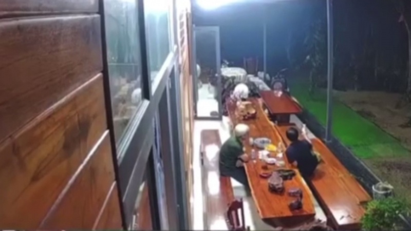 Nguoi dan ong nghi bi ban tu vong khi dang ngoi nhau truoc nha hinh anh