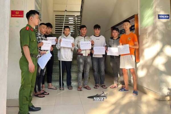 Nhom thanh thieu nien vo co truy duoi, chem nguoi di duong o Da Nang hinh anh