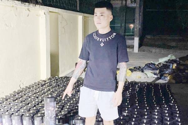 Bat giu nam thanh nien van chuyen trai phep hon 380 binh khi cuoi hinh anh