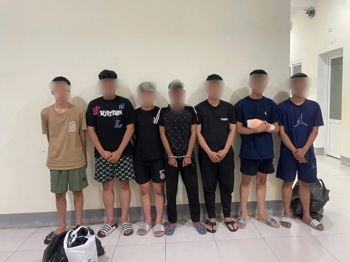 Bat nhom nguoi dung hung khi duoi nhau den khu vuc cap cuu benh vien hinh anh