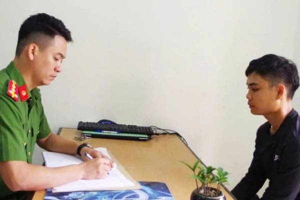 Khoi to doi tuong xam hai be gai 14 tuoi hinh anh