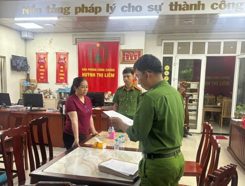 Bat tam giam Truong van phong cong chung va dong pham cau ket lua dao hinh anh