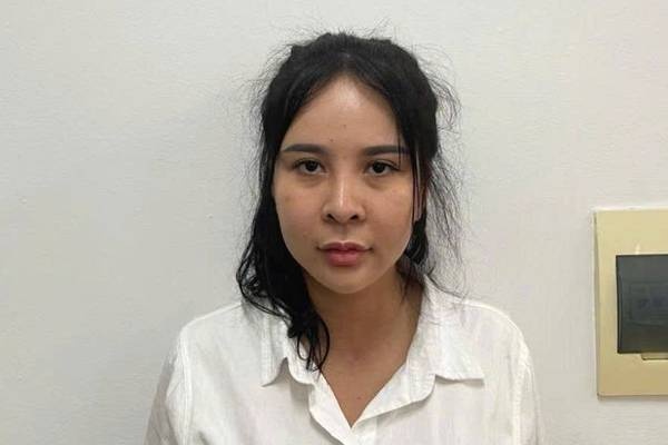 2 chi em 'bat tay' lua tien cua hon 500 khach du lich hinh anh