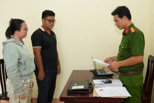 Khoi to 2 doi tuong lua ban 'bua chu' cho 8 nguoi dan hinh anh