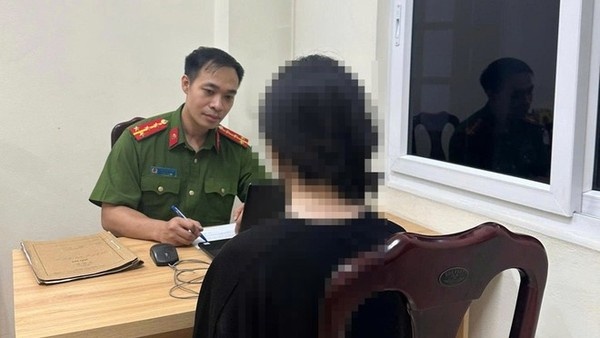 Gan 2 gio giai cuu nu sinh bi lua dao, ep quay clip nhay cam hinh anh