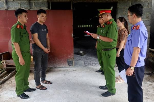 Bat 2 nguoi mua lon nhiem dich ta chau Phi ve giet mo ban kiem loi hinh anh