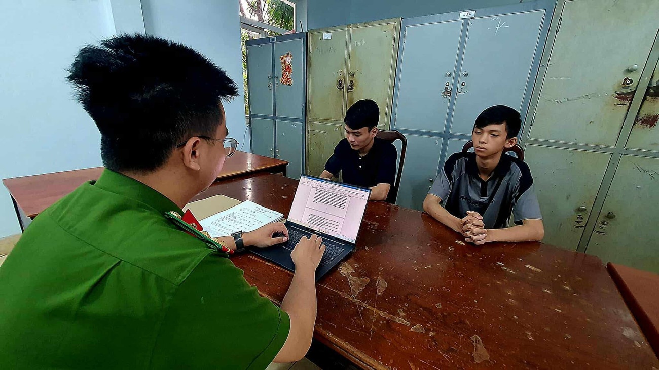 Phan Huynh The Phu,  Thai Quoc Cuong,  Quan Lau Nuong Dem,  Nguyen Phuoc Quy,  Quyen tu phap anh 1