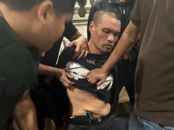 Ke no sung khi cong an kiem tra hanh chinh bi bat giu o cua khau hinh anh