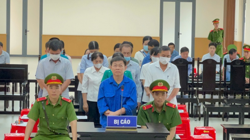 Cong ty Minh Giau,  Cong ty Viet An,  Vietcombank An Giang,  Truong Minh Giau,  Cong ty Bach Phuc,  NV Vietcombank An Giang,  Gdoc Vietcombank An Giang anh 1