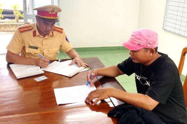 Lap bien ban xu ly thuyen truong tau du lich cho qua so nguoi quy dinh hinh anh