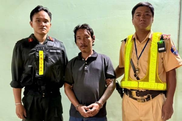 Da vi pham nong do con con tan cong Canh sat giao thong hinh anh