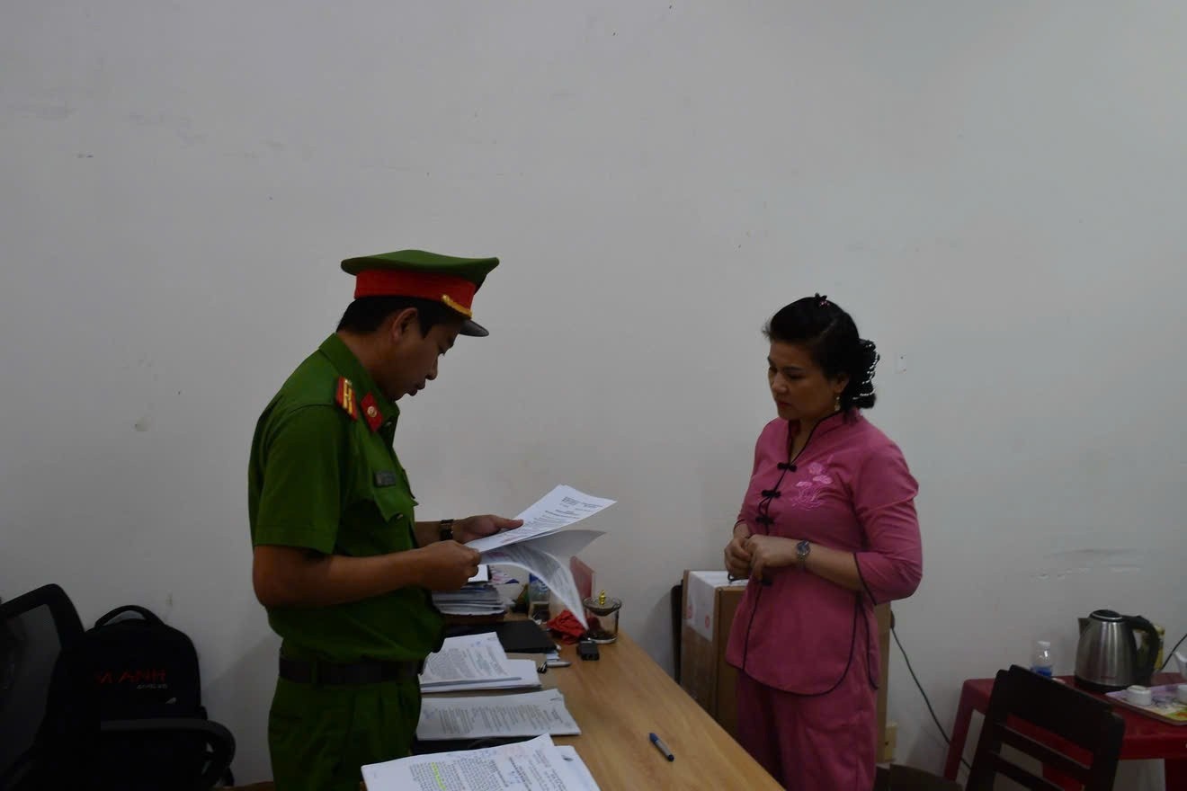 L.A.K.,  Nguyen Thi Quyen,  Cong an Quang Ngai,  Bao mau,  CSDT anh 1