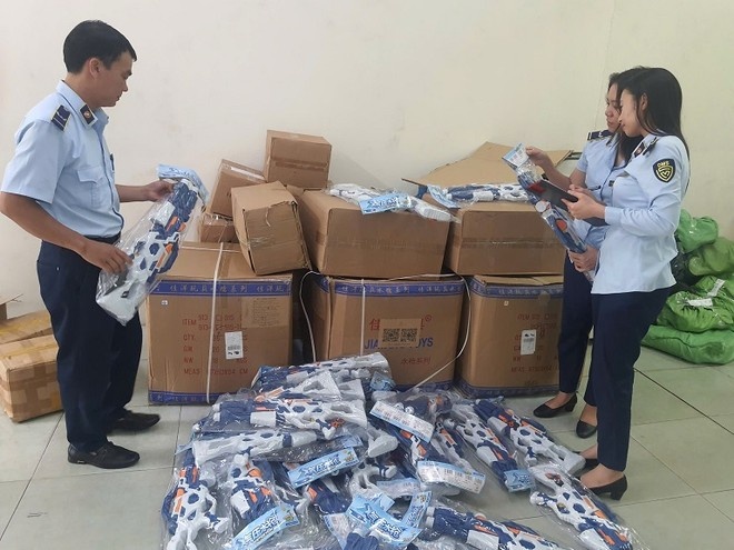 Xu phat 2 co so kinh doanh do choi tre em nhap lau hinh anh