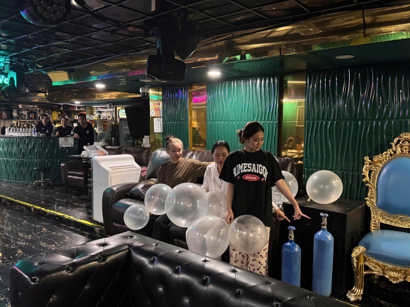 S Pub,  Huynh Van Luc,  Nguyen Mai Bao Ngoc,  Tang Kim Ngan,  Tran Thi My Xuyen anh 3