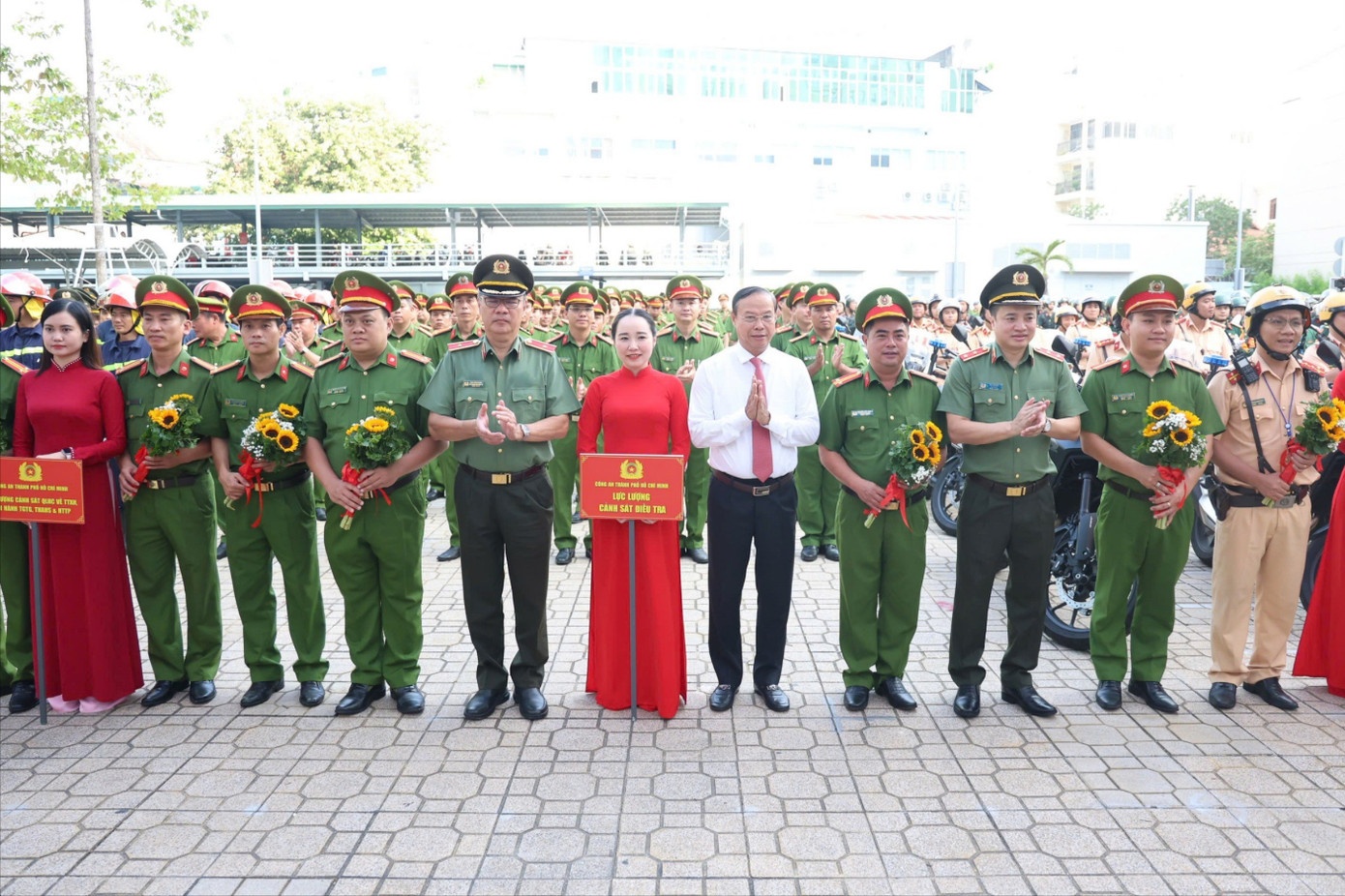 Mai Hoang,  Cong an TPHCM,  Trung tuong,  Dang bo cac cap,  Tran ap anh 2