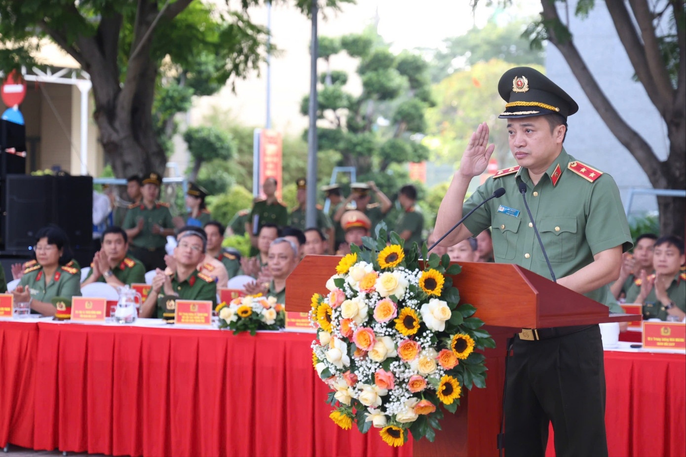 Mai Hoang,  Cong an TPHCM,  Trung tuong,  Dang bo cac cap,  Tran ap anh 1
