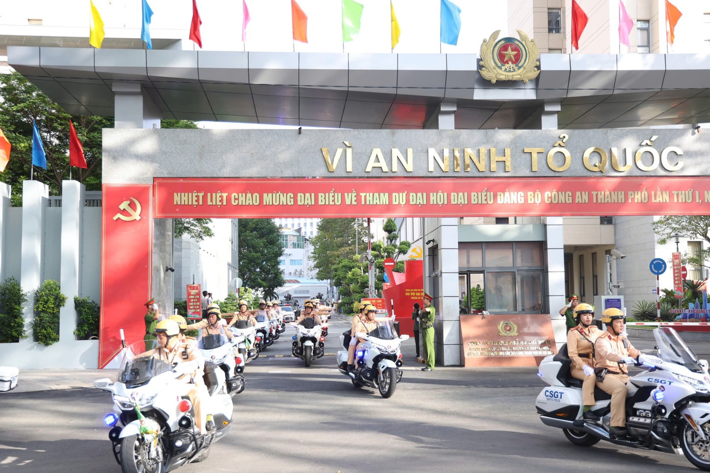 Mai Hoang,  Cong an TPHCM,  Trung tuong,  Dang bo cac cap,  Tran ap anh 6