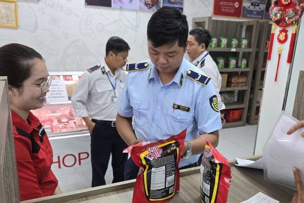 Chuyen co quan dieu tra vu san xuat phan bon gia o Can Tho hinh anh