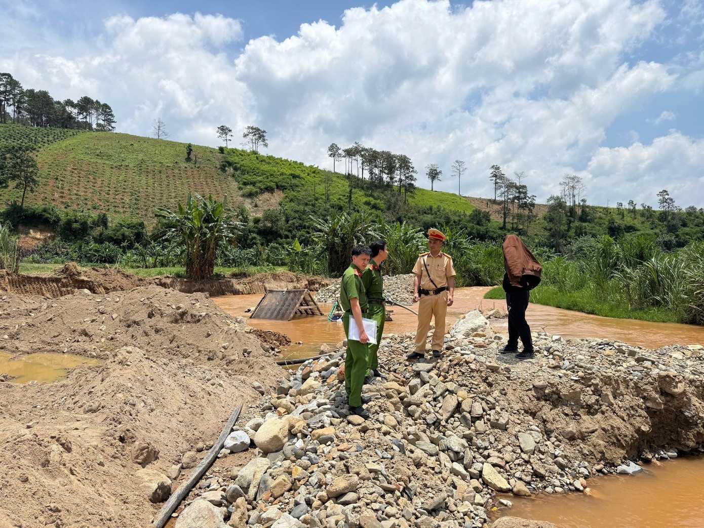 Xuan Huong Da Lat,  Komatsu,  D30,  Dam Rong 2,  Vo Duc Hung anh 1