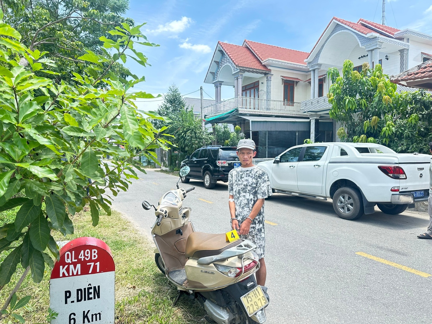 Cong an Phu Vinh,  Phan Van Tai,  Honda Air Blade,  Redmi,  Vu trom anh 1